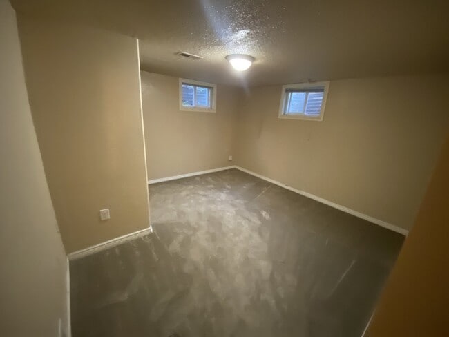 Building Photo - Cozy apartment in Potter Highlands!
