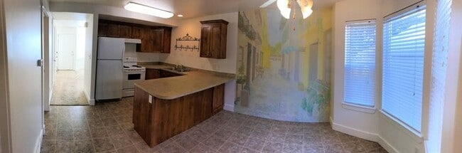 Building Photo - Spacious Townhome on Quiet Street