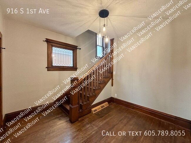 Building Photo - 916 S 1st Ave