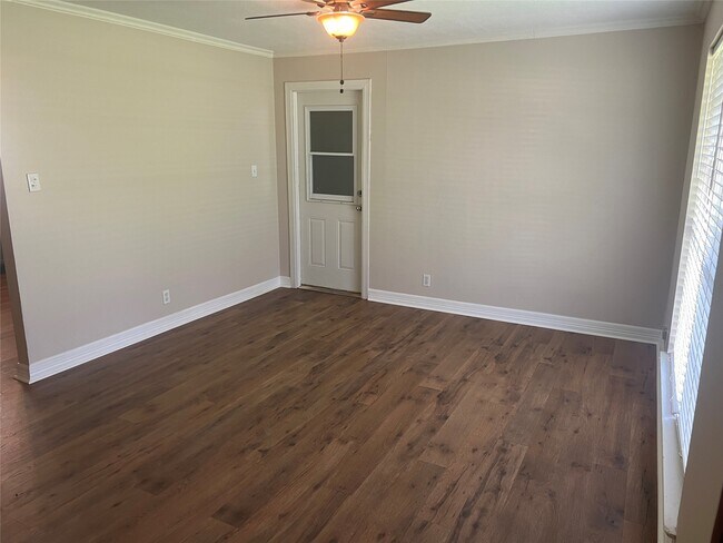 Building Photo - 16109 Clarence St