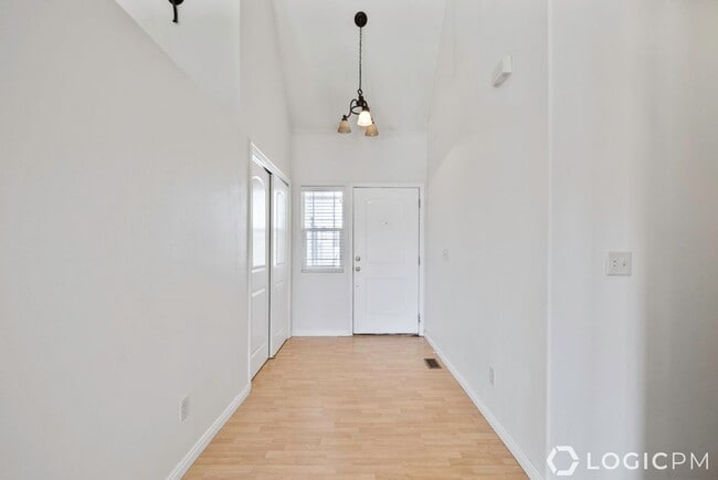 Building Photo - Beautiful Home in Amazing Location!