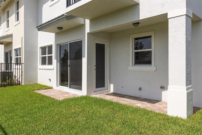 Foto del edificio - 6990 Pines Cir