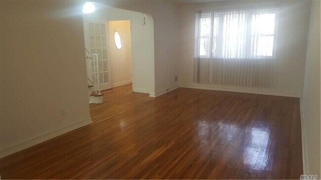 Foto del edificio - 144-38 Melbourne Ave