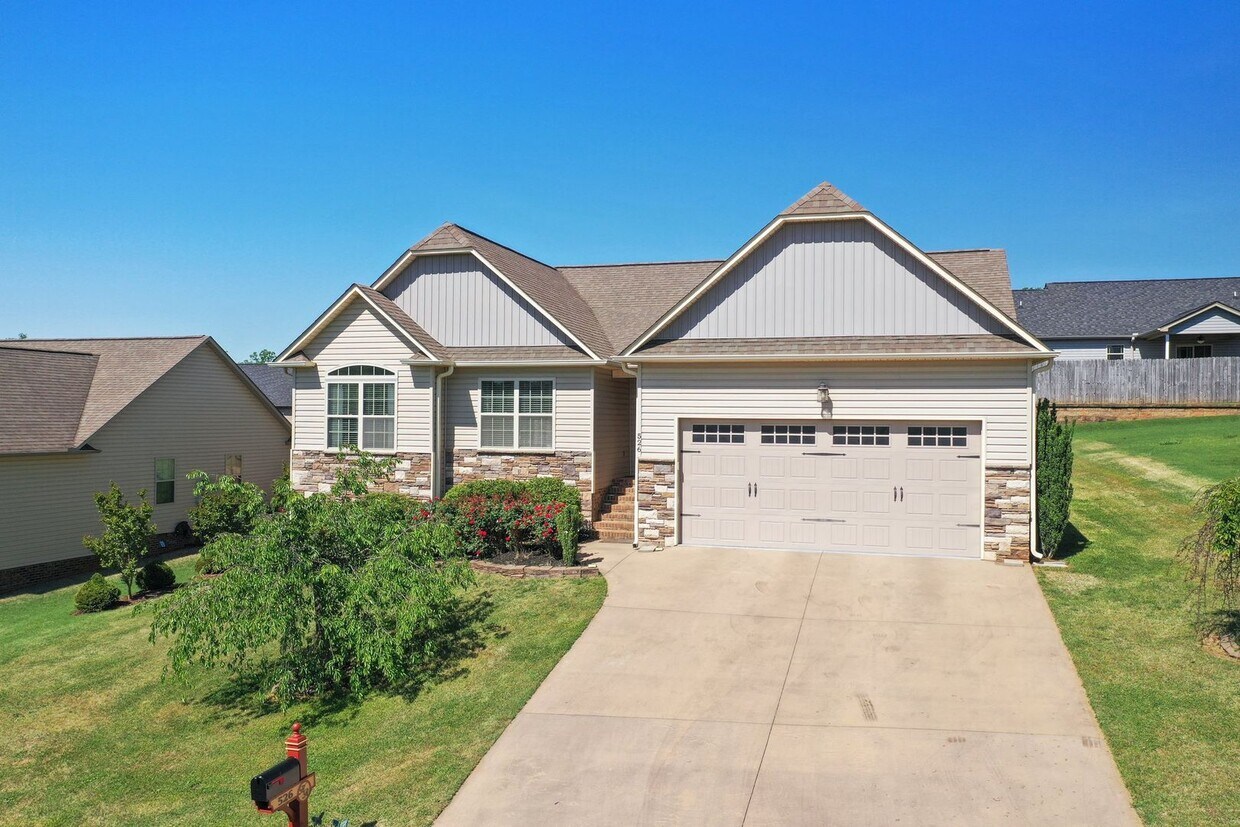 Foto principal - Lovely, Single Level, 3 Bedroom 2 Bath Home