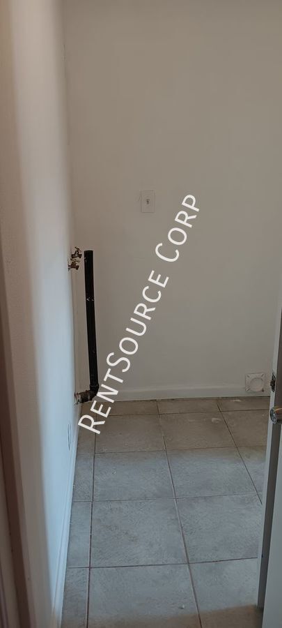 Foto del edificio - 2 Bedroom Triplex Unit For Rent in Barstow
