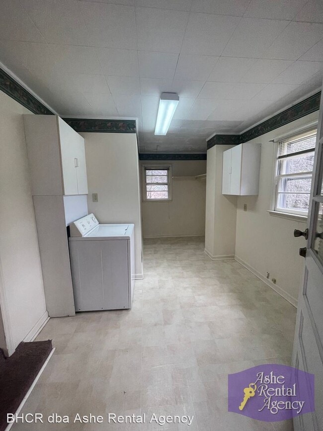 Building Photo - 2 br, 1.5 bath House - 327 Long Street