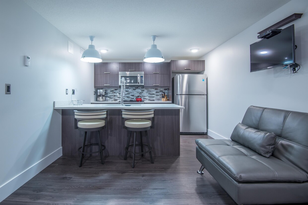 Primary Photo - 1174B Spadina Crescent E