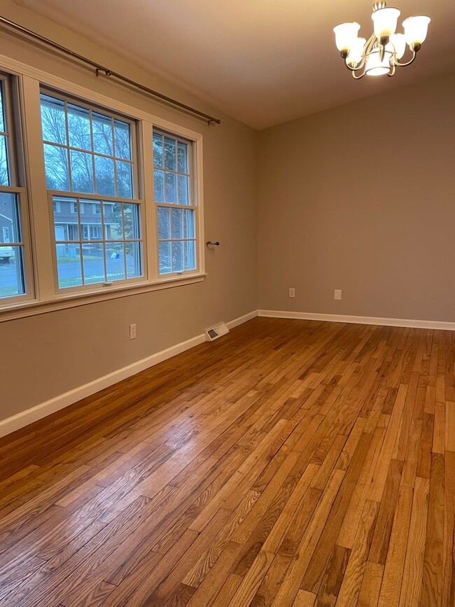 Building Photo - 3 Bed, 1.5 Bath- Single Family home for re...
