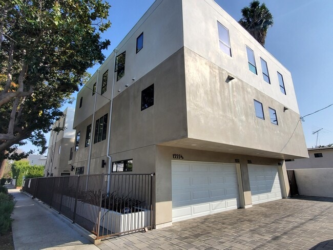 Building Photo - 1357 N Stanley Ave