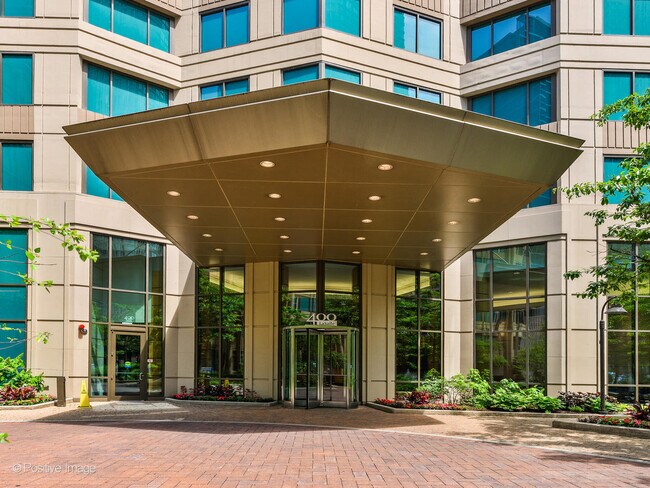 Building Photo - 400 N La Salle Dr