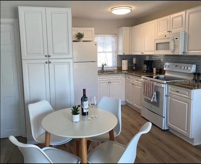 Foto del edificio - 1729 Creek Ln