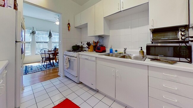 Building Photo - Large Raised First Floor East Lakeview One...