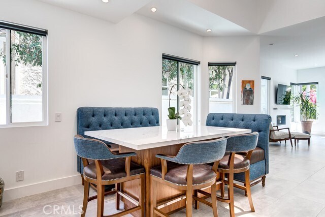 Building Photo - 18 Reina