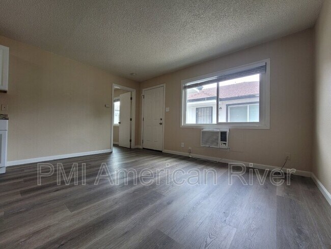 Foto del edificio - 1071 Santiago Ave