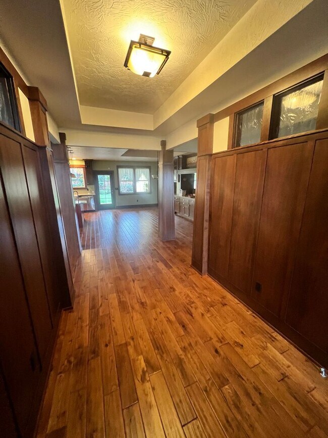 Building Photo - Magnificent custom Craftsman Style home.