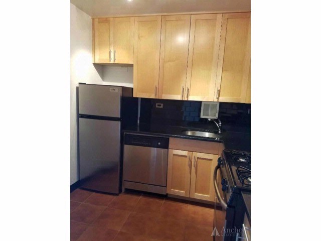 Primary Photo - 245 E 19th St