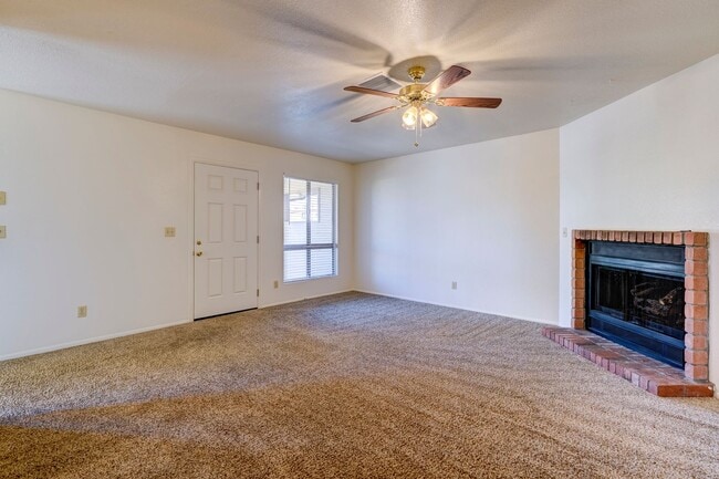 Building Photo - Condo in Montana Villas!