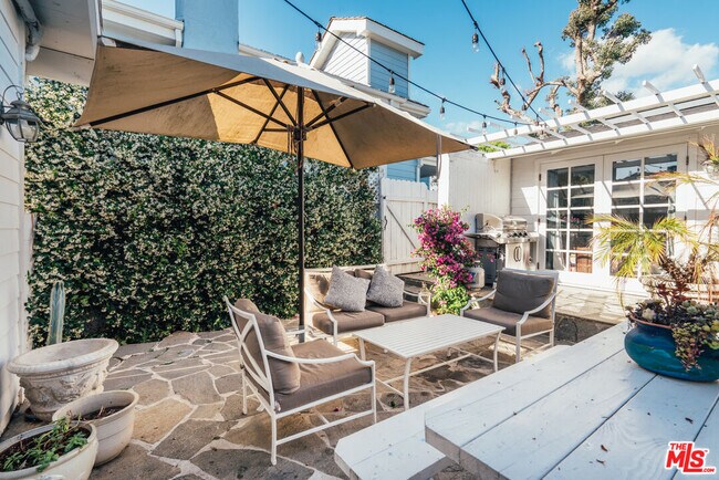 Foto del edificio - 14811 Drummond St