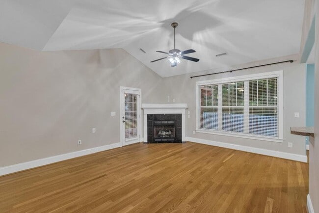 Building Photo - Great location between Wilmington and Jack...