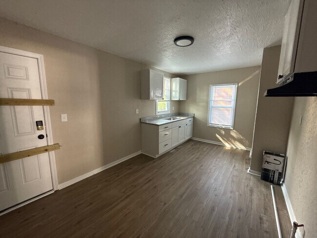 Foto del edificio - This beautifully updated 3-bedroom, 1-bath...