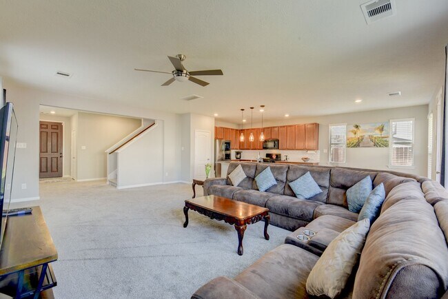Building Photo - 5 Bedroom / 2.5 Bathroom 2-Story home in K...