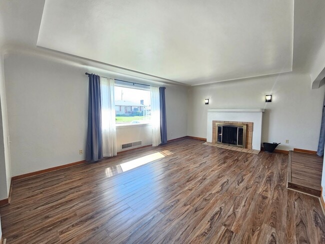 Building Photo - $1,900 - 3 Bed / 2 Bath Charming Rancher Home near the Downriver Golf Course