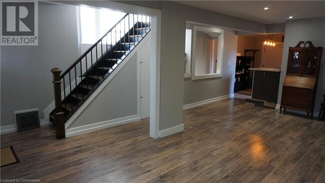 Building Photo - 211 Dundurn St S