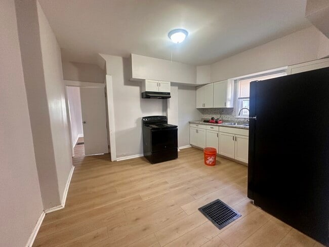 Foto del edificio - 325 N Gladstone Ave