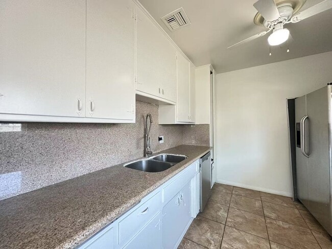 Building Photo - Three Bedrooms and Two Bathrooms