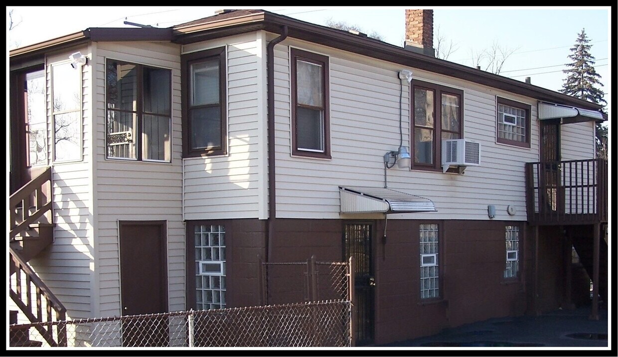 Building - 1424 W 25th Ave