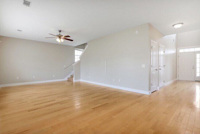 Building Photo - 4 Bed/2.5 Bath in Richmond Hill!