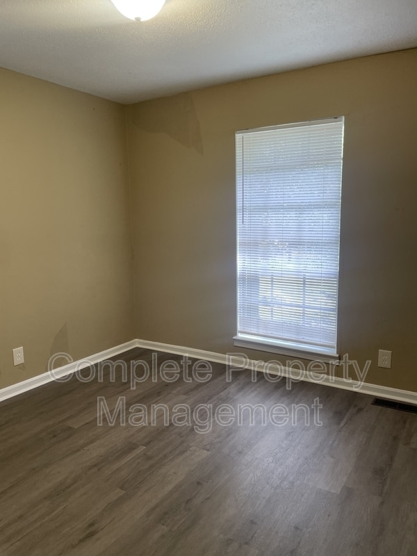 Building Photo - 120 Lewis Dr