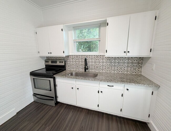 Building Photo - Historic Saint Elmo Charm with Modern Updates – 2 Bed, 2 Bath - Half Off Your First Month's Rent!
