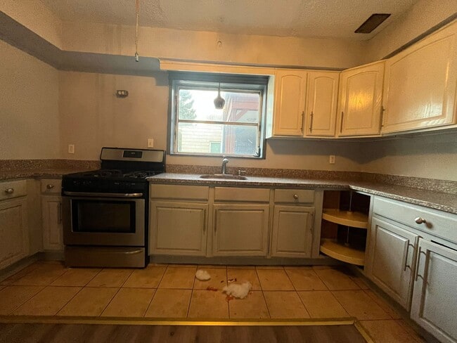 Building Photo - 39 Andrew St