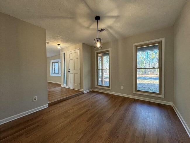 Building Photo - 2020 Kemp Rd NE