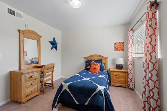 2 Bed guest bedroom - Ranchview Townhomes