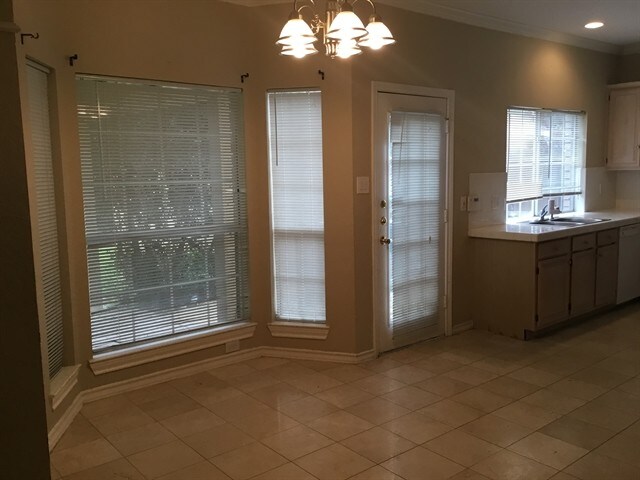 Foto del edificio - 6335 Lake Bluff Drive