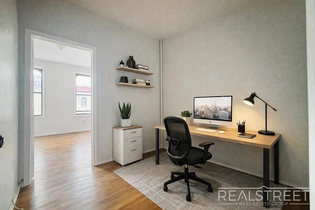 Foto del edificio - Spacious 1.5-Bedroom Penthouse Apartment in Prime Bushwick!