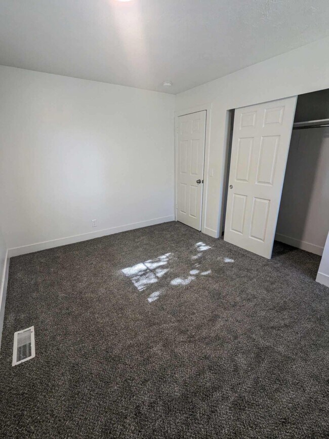 Foto del edificio - 1760 N 400 E