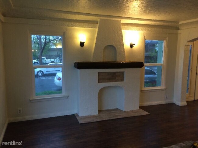 Building Photo - 2 br, 1 bath House - 2101 E 19th St
