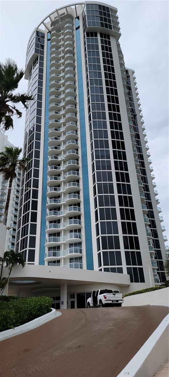 Foto del edificio - 18671 Collins Ave