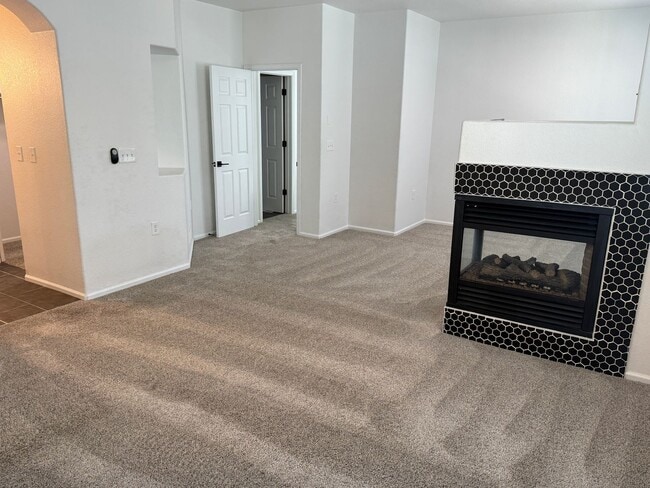Building Photo - GEORGEOUS 2 bedroom townhome!