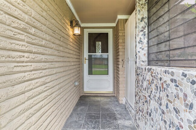 Foto del edificio - 1918 Crestdale Dr