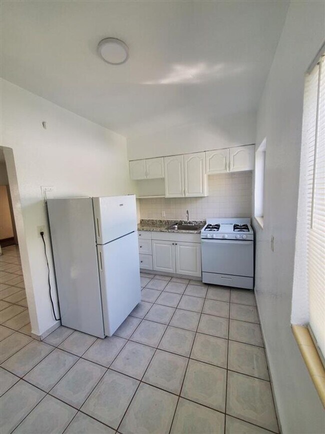Building Photo - 965-975 Biarritz Drive