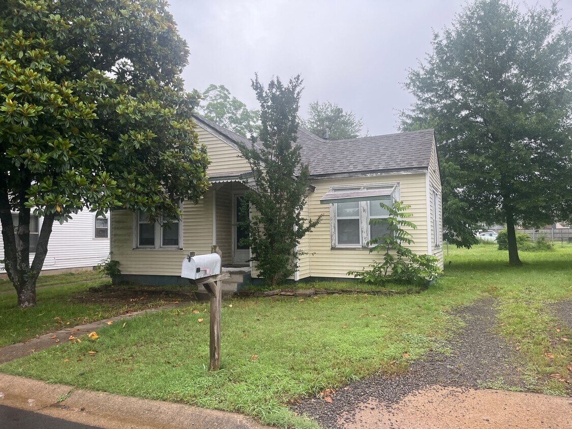 Foto principal - Welcome to this charming 2-bedroom, 1-bath...