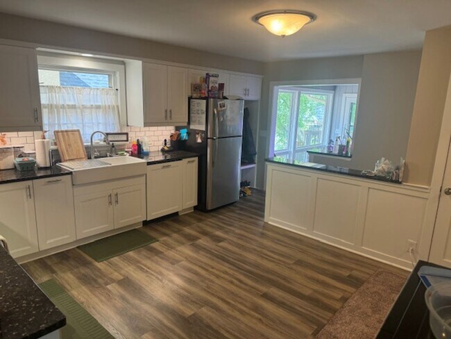 Foto del edificio - Updated 4 BR / 3 BA SFH w/ Hdwd Flrs, Sunny Porch, 2-car Garage in Robbinsdale!