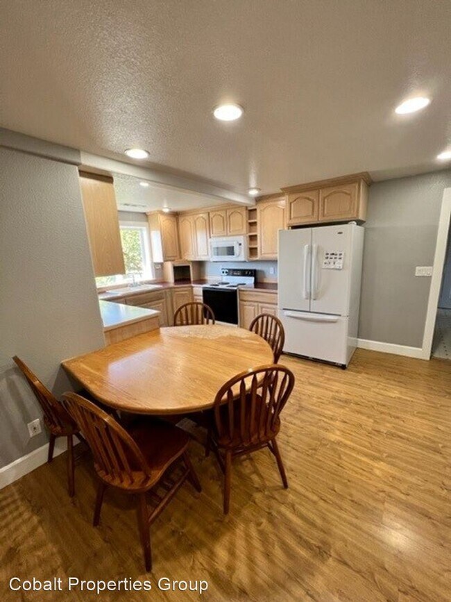 Foto del edificio - 4 br, 1.5 bath House - 107 NW Cedar Ave