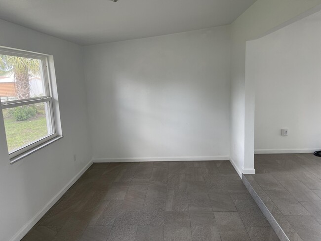 Building Photo - 1054 Daytona Dr NE