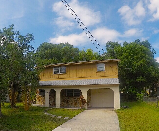 Building Photo - 1711 W Comanche Ave