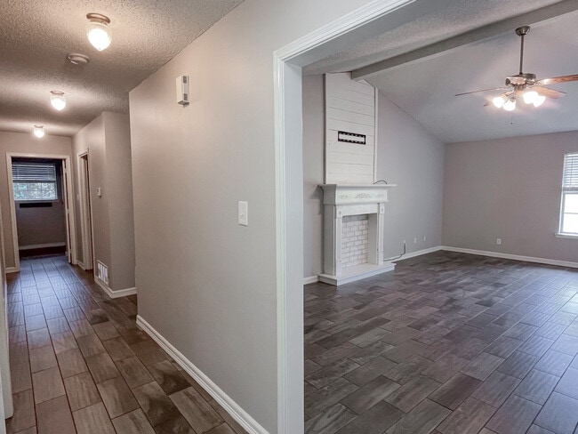 Building Photo - 500 W Sunnyside Dr